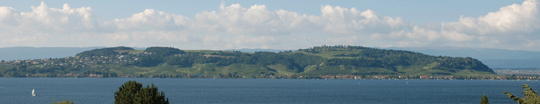 Panoramablick auf den Mont Vully von Murten aus gesehen.