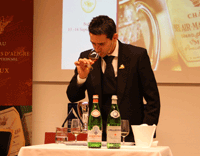 Fabio Miccoli bei konzentrierter Verkostung